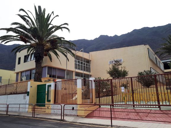 El Ayuntamiento de La Frontera  refuerza la limpieza del Colegio Tigaday